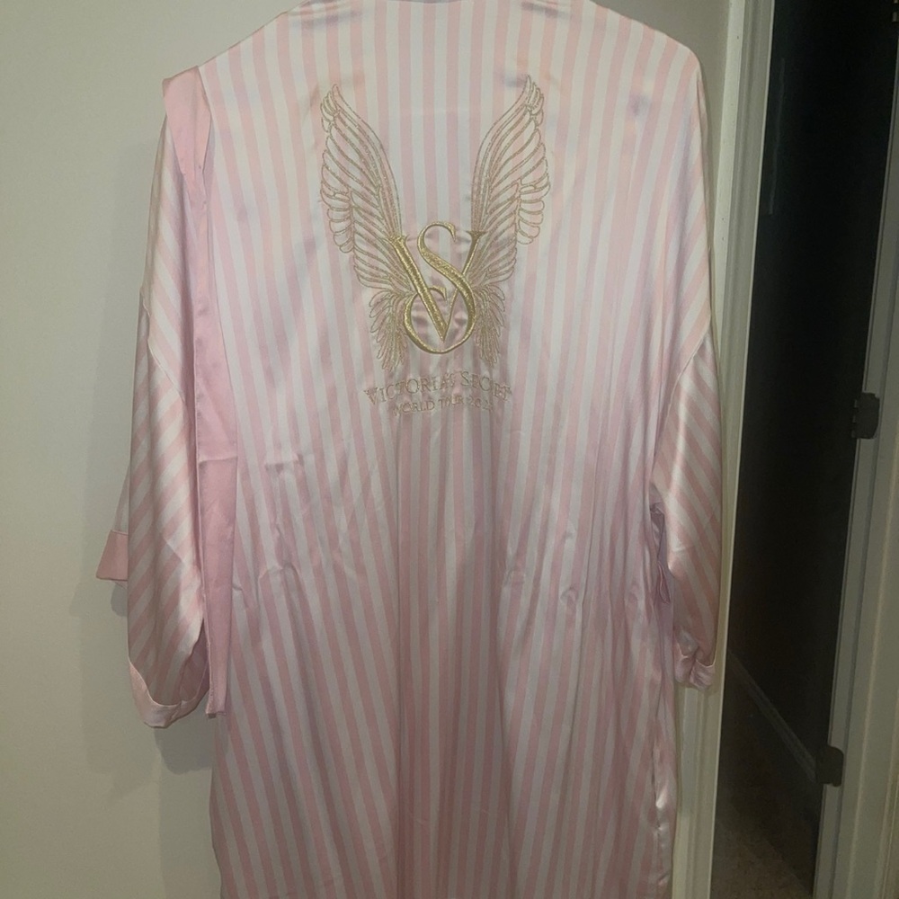 victoria’s secret fashion show robe